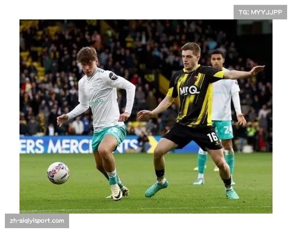 特写：看台上球探密集记录，焦点对准布雷斯特的年轻右边锋